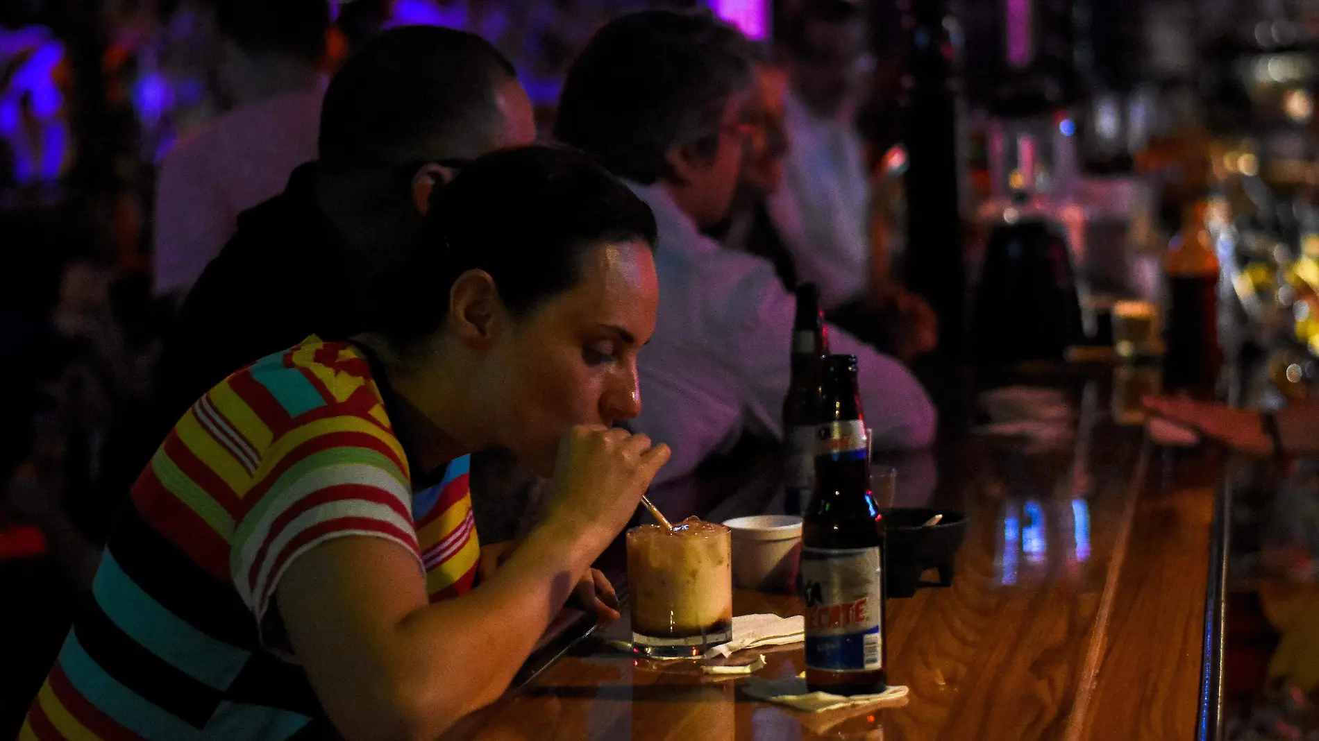 Una gran cantidad de extranjeros visitan la ciudad para vivirla de noche.